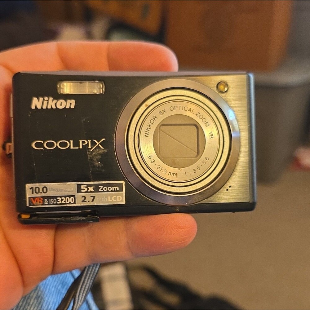 Nikon COOLPIX S560 Compact Digital Camera 10MP 5x Zoom IS 2.7" Black/Silver